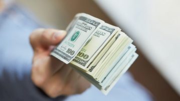 Le dijeron a un jubilado que “se viene el corralito” y le robaron 100 mil dólares