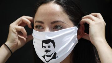 “Chapodespensas”: la hija del “Chapo” Guzmán entrega comida y barbijos con la imagen de su padre